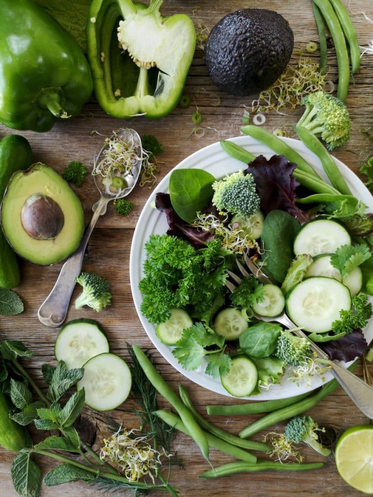 assiette repas vegetarien legumes verts